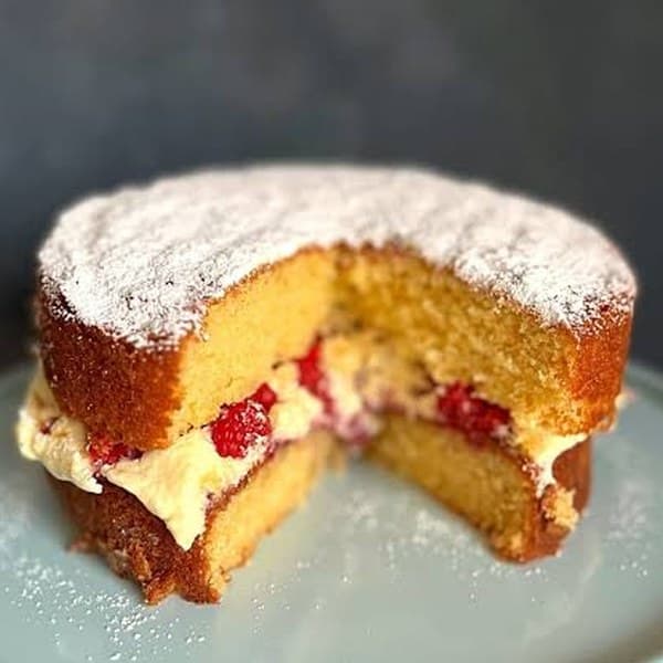 Munchkin Bakehouse Victoria Sponge mini cake